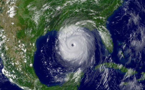 De afmetingen van een Orkaan lopen uiteen van 300-800 km en ze zijn daarmee de grootste schadebrengers die het weer kent.  Hietboven een satellietfoto van Orkaan Katrina uit 2005