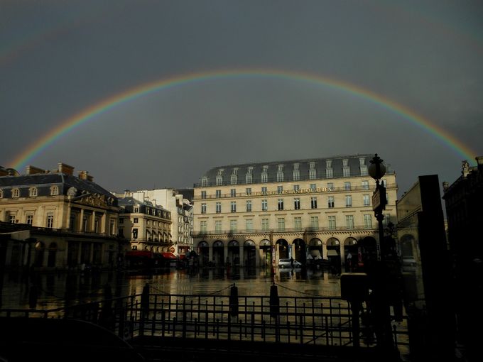 Ingezonden door Jan Smit uit Bodegraven op 1 mei 2014. Prachtige regenboog boven Parijs. Als je goed kijkt, kun je de bijboog ook zien. Daar zijn de kleuren precies gespiegeld.