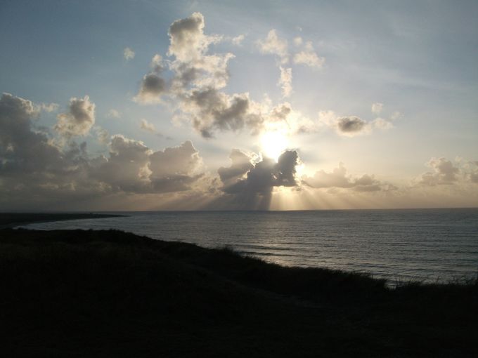 Zonsondergang bij Bulbjerg (Jutland). Ook deze foto werd ingezonden door Adriaan van de Werken.